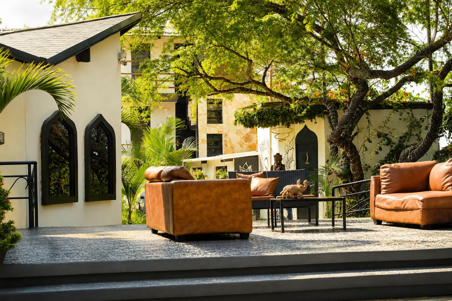 Jardines y sala exterior del hotel